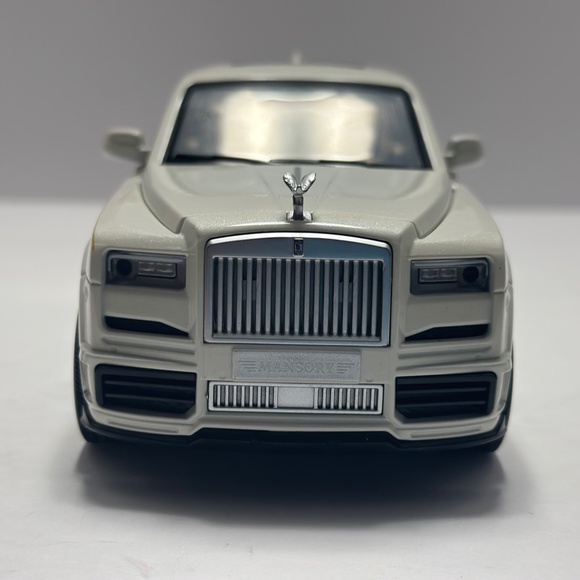 1:24 rolls royce cullinan mansory Diecast with LED HEADLIGHT AND TAILLIGHT WHITE - Picture 2 of 12